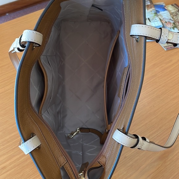 MICHAEL KORS BEDFORD PEBBLE LEATHER POCKET TOTE ACORN/GOLD - Picture 9 of 14